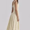 Jaime Midi-Sommerkleid aus Baumwolle mit Blumenprint in Zitronengelb und Schnürung Jaime Midi-Sommerkleid aus Baumwolle mit Blumenprint in Zitronengelb und Schnürung