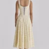 Jaime Midi-Sommerkleid aus Baumwolle mit Blumenprint in Zitronengelb und Schnürung Jaime Midi-Sommerkleid aus Baumwolle mit Blumenprint in Zitronengelb und Schnürung