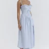 Jaime Midi-Sommerkleid aus weicher blauer Baumwolle mit Broderie Anglaise Jaime Midi-Sommerkleid aus weicher blauer Baumwolle mit Broderie Anglaise