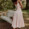 Jaime – Rosa Midi-Sommerkleid aus Baumwolle mit Schnürung Jaime – Rosa Midi-Sommerkleid aus Baumwolle mit Schnürung