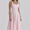 Jaime – Rosa Midi-Sommerkleid aus Baumwolle mit Schnürung Jaime – Rosa Midi-Sommerkleid aus Baumwolle mit Schnürung