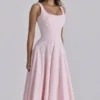 Jaime – Rosa Midi-Sommerkleid aus Baumwolle mit Schnürung Jaime – Rosa Midi-Sommerkleid aus Baumwolle mit Schnürung