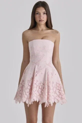 Jemima Pink – trägerloses Minikleid mit Cut-outs und Broderie Anglaise Jemima Pink – trägerloses Minikleid mit Cut-outs und Broderie Anglaise
