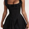 Jemima Schwarzes Plissee-Kleid mit Biesen Jemima Schwarzes Plissee-Kleid mit Biesen