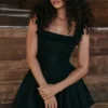 Jemima Schwarzes Plissee-Kleid mit Biesen Jemima Schwarzes Plissee-Kleid mit Biesen