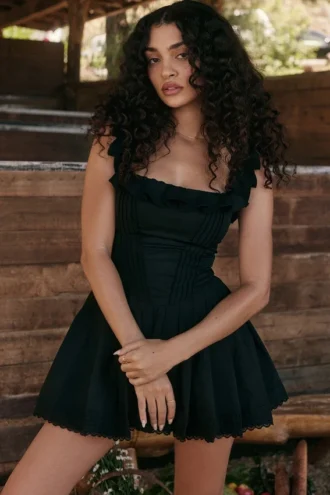 Jemima Schwarzes Plissee-Kleid mit Biesen