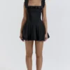 Jemima Schwarzes Plissee-Kleid mit Biesen Jemima Schwarzes Plissee-Kleid mit Biesen