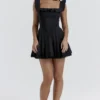 Jemima Schwarzes Plissee-Kleid mit Biesen Jemima Schwarzes Plissee-Kleid mit Biesen