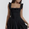 Jemima Schwarzes Plissee-Kleid mit Biesen Jemima Schwarzes Plissee-Kleid mit Biesen