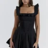 Jemima Schwarzes Plissee-Kleid mit Biesen Jemima Schwarzes Plissee-Kleid mit Biesen