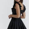 Jemima Schwarzes Plissee-Kleid mit Biesen Jemima Schwarzes Plissee-Kleid mit Biesen
