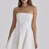 Jemima Weißes, trägerloses Minikleid aus maßgefertigter Broderie-Anglaise-Spitze Jemima Weißes, trägerloses Minikleid aus maßgefertigter Broderie-Anglaise-Spitze
