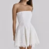 Jemima Weißes, trägerloses Minikleid aus maßgefertigter Broderie-Anglaise-Spitze Jemima Weißes, trägerloses Minikleid aus maßgefertigter Broderie-Anglaise-Spitze