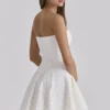 Jemima Weißes, trägerloses Minikleid aus maßgefertigter Broderie-Anglaise-Spitze Jemima Weißes, trägerloses Minikleid aus maßgefertigter Broderie-Anglaise-Spitze