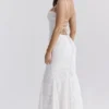 Joan Elfenbeinfarbenes Maxikleid mit Schnürung am Rücken Joan Elfenbeinfarbenes Maxikleid mit Schnürung am Rücken