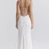 Joan Elfenbeinfarbenes Maxikleid mit Schnürung am Rücken Joan Elfenbeinfarbenes Maxikleid mit Schnürung am Rücken