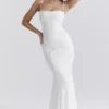 Joan Elfenbeinfarbenes Maxikleid mit Schnürung am Rücken Joan Elfenbeinfarbenes Maxikleid mit Schnürung am Rücken