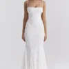 Joan Elfenbeinfarbenes Maxikleid mit Schnürung am Rücken Joan Elfenbeinfarbenes Maxikleid mit Schnürung am Rücken