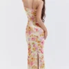 Josefina Elfenbeinfarbenes Maxikleid mit Blumenmuster Josefina Elfenbeinfarbenes Maxikleid mit Blumenmuster