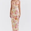 Josefina Elfenbeinfarbenes Maxikleid mit Blumenmuster Josefina Elfenbeinfarbenes Maxikleid mit Blumenmuster