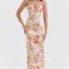 Josefina Elfenbeinfarbenes Maxikleid mit Blumenmuster Josefina Elfenbeinfarbenes Maxikleid mit Blumenmuster