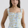 Juana – Baumwoll-Oberteil in zartem Blau mit Vintage-Blumenprint Juana – Baumwoll-Oberteil in zartem Blau mit Vintage-Blumenprint