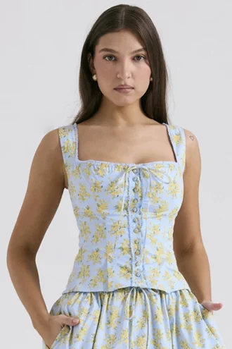 Juana – Baumwoll-Oberteil in zartem Blau mit Vintage-Blumenprint