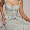 Juana – Baumwoll-Oberteil in zartem Blau mit Vintage-Blumenprint Juana – Baumwoll-Oberteil in zartem Blau mit Vintage-Blumenprint