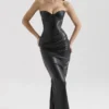 Juliana – Schwarzes, trägerloses Midi-Kleid aus veganem Leder Juliana – Schwarzes, trägerloses Midi-Kleid aus veganem Leder