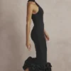 Juniper Schwarzes Midi-Kleid mit Schößchen Juniper Schwarzes Midi-Kleid mit Schößchen