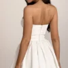 Katherine Weißes trägerloses Korsetts-Minikleid Katherine Weißes trägerloses Korsetts-Minikleid