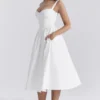 Kelly Weißes Midi-Sommerkleid im Korsetts-Stil Kelly Weißes Midi-Sommerkleid im Korsetts-Stil