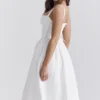 Kelly Weißes Midi-Sommerkleid im Korsetts-Stil Kelly Weißes Midi-Sommerkleid im Korsetts-Stil