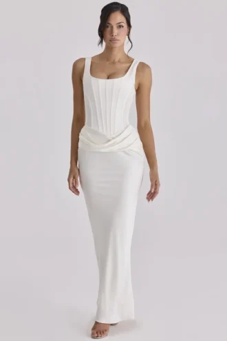 Kira – Maxikleid aus elfenbeinfarbenem Satin mit Raffungen