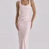 Kira – Maxikleid aus gerafftem Satin in Blush Pink