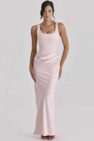 Kira – Maxikleid aus gerafftem Satin in Blush Pink