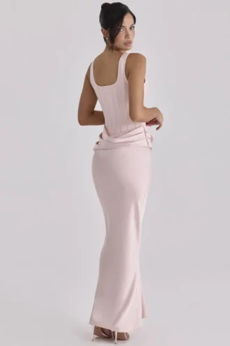 Kira – Maxikleid aus gerafftem Satin in Blush Pink