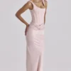 Kira – Maxikleid aus gerafftem Satin in Blush Pink