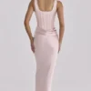 Kira – Maxikleid aus gerafftem Satin in Blush Pink