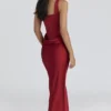 Kira – Rotes Satin-Korsetts-Maxikleid Kira – Rotes Satin-Korsetts-Maxikleid