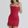 Laila – Rotes, trägerloses Mini-Kleid aus Satin in Sanduhrform Laila – Rotes, trägerloses Mini-Kleid aus Satin in Sanduhrform