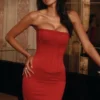 Laila – Rotes, trägerloses Mini-Kleid aus Satin in Sanduhrform Laila – Rotes, trägerloses Mini-Kleid aus Satin in Sanduhrform