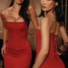 Laila – Rotes, trägerloses Mini-Kleid aus Satin in Sanduhrform Laila – Rotes, trägerloses Mini-Kleid aus Satin in Sanduhrform