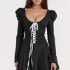 Larisa Schwarz-Cremefarbenes Plissee-Minikleid Larisa Schwarz-Cremefarbenes Plissee-Minikleid