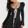 Larisa Schwarz-Cremefarbenes Plissee-Minikleid Larisa Schwarz-Cremefarbenes Plissee-Minikleid