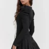 Larisa Schwarz-Cremefarbenes Plissee-Minikleid Larisa Schwarz-Cremefarbenes Plissee-Minikleid