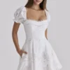 Lavina Weißes Minikleid aus maßgefertigter Spitze + Baumwolle mit Broderie Anglaise Lavina Weißes Minikleid aus maßgefertigter Spitze + Baumwolle mit Broderie Anglaise