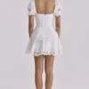 Lavina Weißes Minikleid aus maßgefertigter Spitze + Baumwolle mit Broderie Anglaise Lavina Weißes Minikleid aus maßgefertigter Spitze + Baumwolle mit Broderie Anglaise
