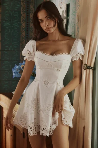 Lavina Weißes Minikleid aus maßgefertigter Spitze + Baumwolle mit Broderie Anglaise