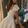 Lavina Weißes Minikleid aus maßgefertigter Spitze + Baumwolle mit Broderie Anglaise Lavina Weißes Minikleid aus maßgefertigter Spitze + Baumwolle mit Broderie Anglaise